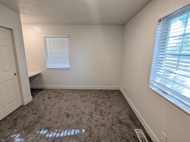 Foto del edificio - 1760 N 400 E