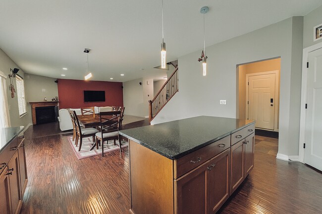 Foto del edificio - Beautifully Spacious 4bed 3.5bath Home, in...