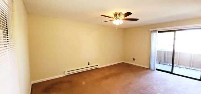 Foto del edificio - Large one bedroom one bath ground-floor unit with patio.