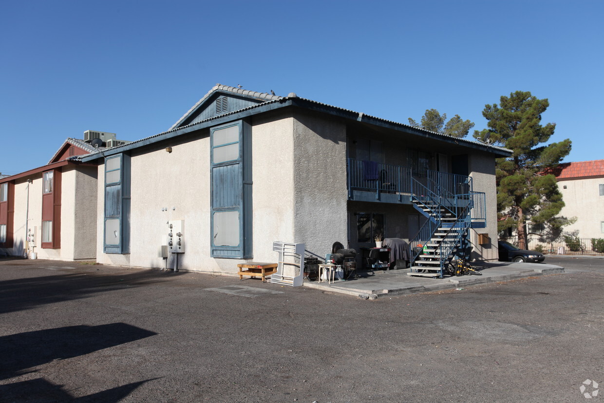 Building Photo - Hacienda Gardens