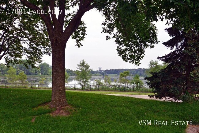 Foto del edificio - Stunning 2 Bed, 1.5 Bath Townhouse in Lake...