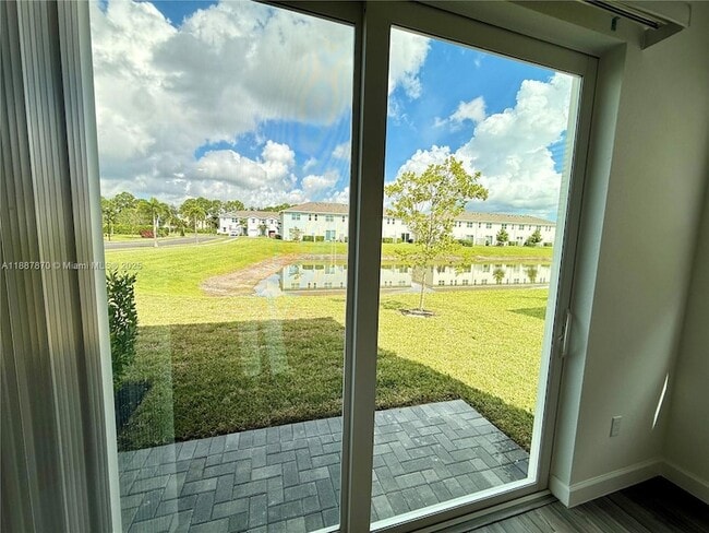 Foto del edificio - 551 Rivergrass St