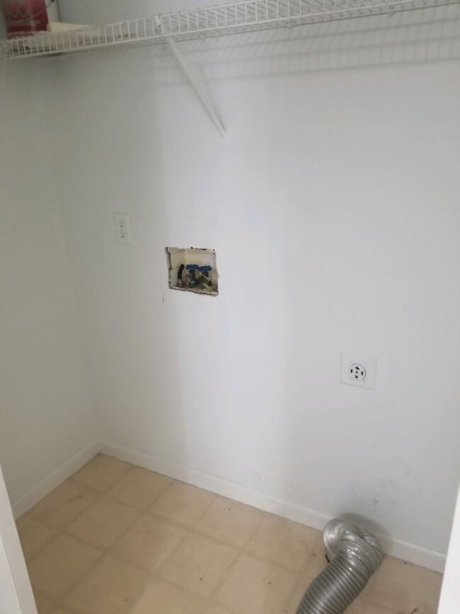 Building Photo - 1960 E 1st St