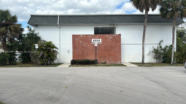 Foto del edificio - 6505 Winfield Blvd