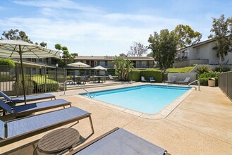 Building Photo - Village Green