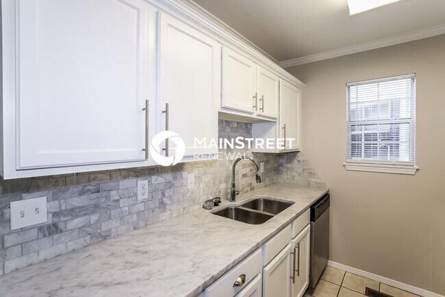 Building Photo - 3 Bedroom Pet-Friendly Home in Edmond, OK with Main Street Renewal