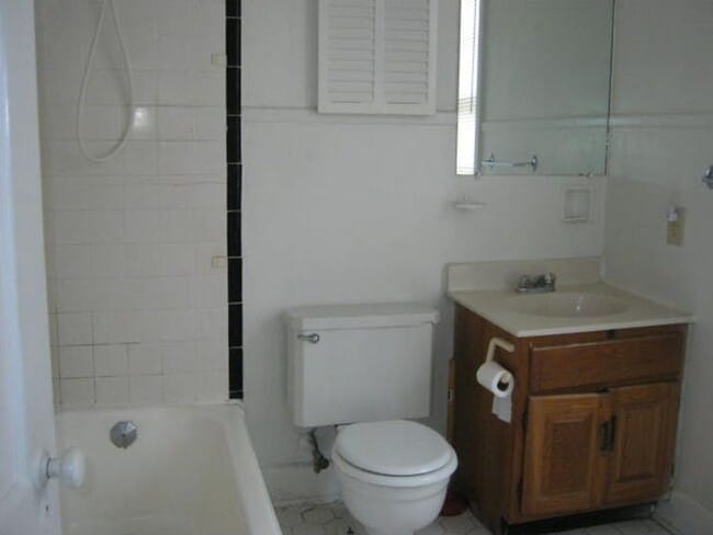Building Photo - Heathwood Court Apartments!