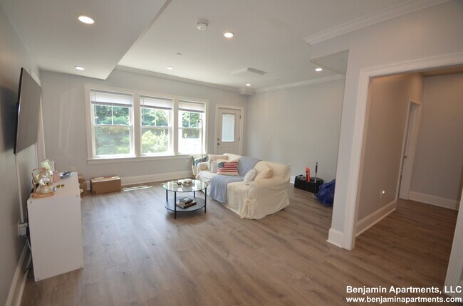 Building Photo - 120 Kenrick St