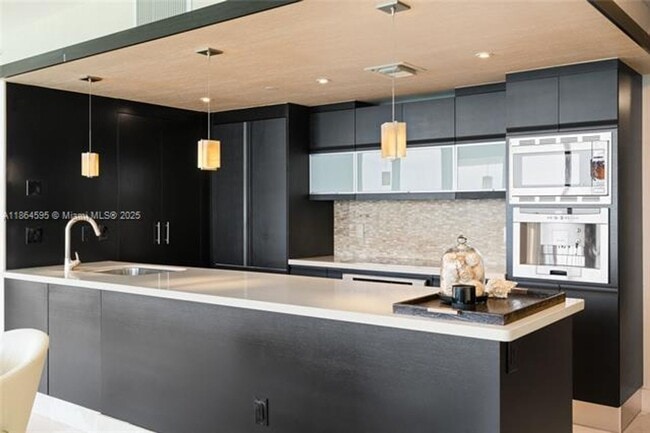 Building Photo - 5875 Collins Ave