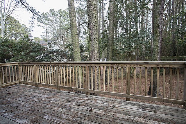 Foto del edificio - Charming Brick Ranch on a Spacious, Wooded...