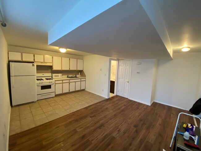 Foto del edificio - 396 Armstrong Ave