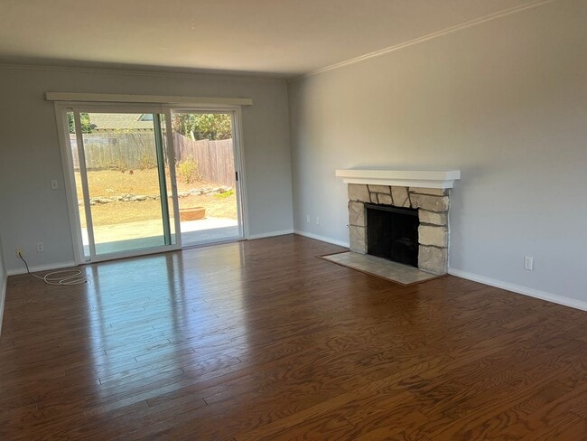 Building Photo - Spacious 2-Story Home in Kellogg School Di...