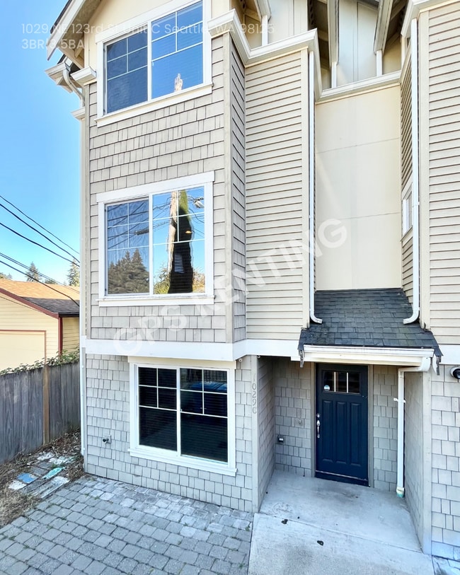 Building Photo - 1029 NE 123rd St