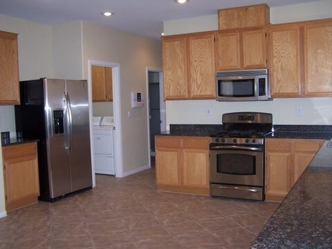 Building Photo - POOL 5 BEDROOMS AND A LOFT ALMOST 3000sf