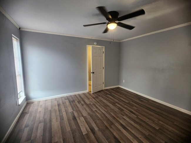 Building Photo - 948 N Lakewood Dr