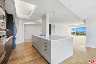 Building Photo - 13600 Marina Pointe Dr