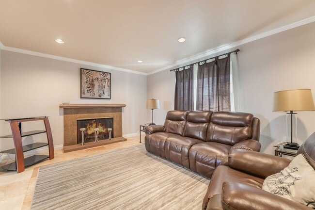 Building Photo - FURNISHED OR UNFURNISHED - Charming Townhome!