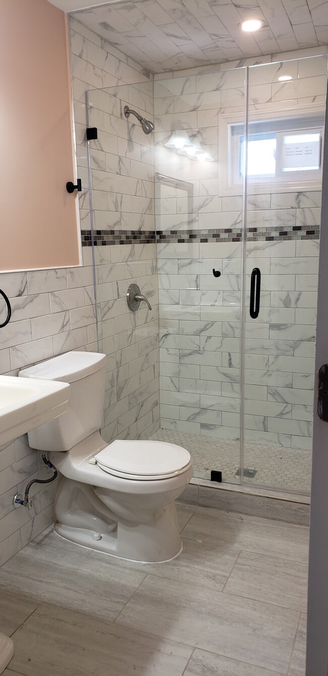 1st Floor Bath - 728 Front St