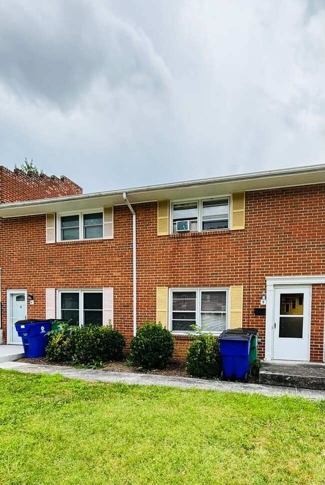 Building Photo - 2 Bedroom 1 Bath Townhouse