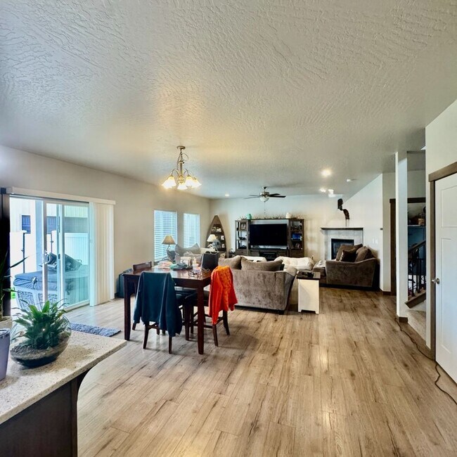 Building Photo - Beautiful 4 bedroom home