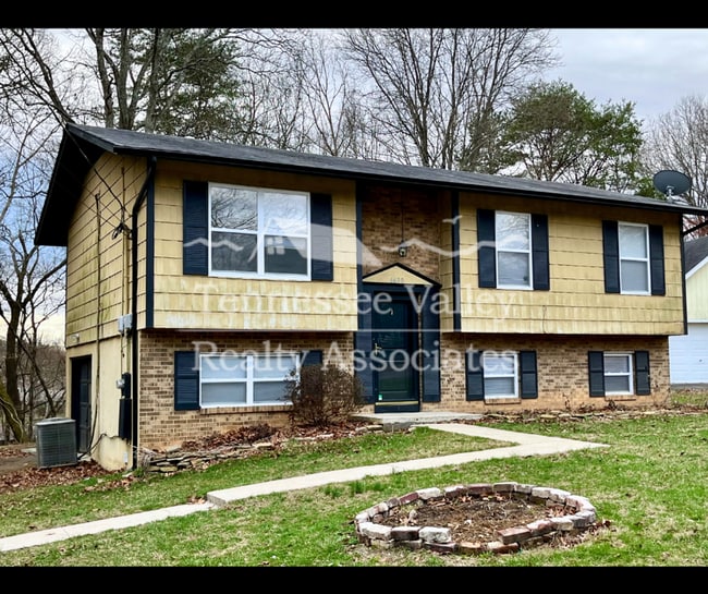 Building Photo - Spacious 3 bed/1.5 bath split foyer in Hid...