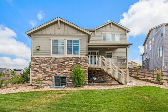 Building Photo - Elegant and spacious home with mountain vi...
