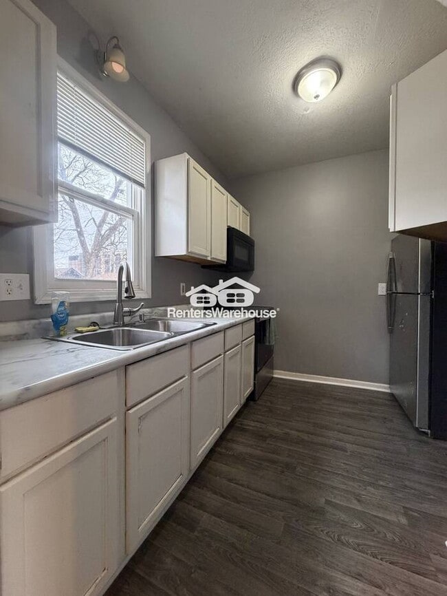 Building Photo - Available Now 5 bedroom 2 bath Duplex in Minneapolis