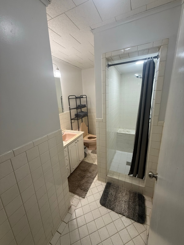 Building Photo - 215 S Grand Ave