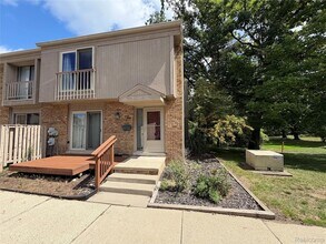 Building Photo - 629 Oakbrook W