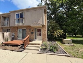Building Photo - 629 Oakbrook W