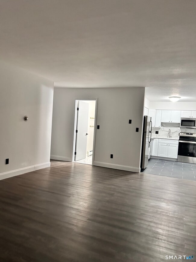 Building Photo - 1109 Waterbury Rd