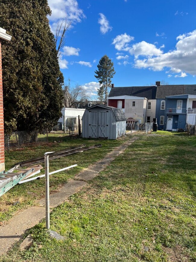 3 bedroom semidetached home with a drivew... House Rental in