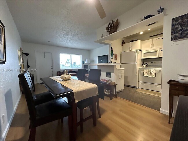 Foto del edificio - 1400 NE 54th St