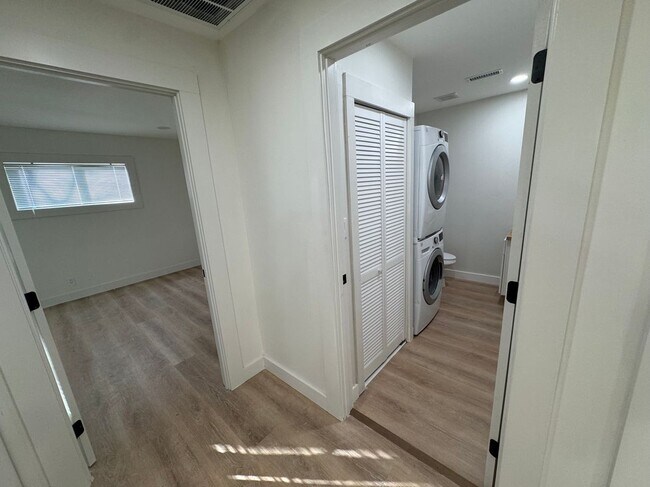Foto del edificio - 1777 Bond Dr SW