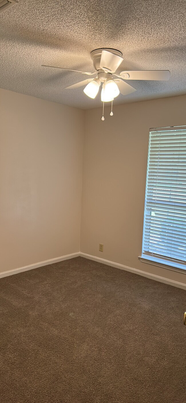 Foto del edificio - 105 Crestwood Ct