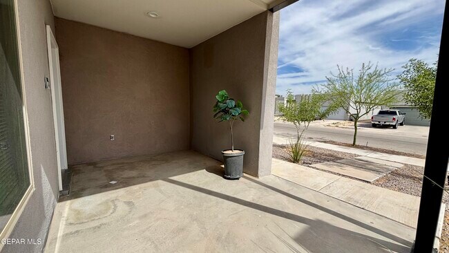 Foto del edificio - 14928 John McNeely Ave