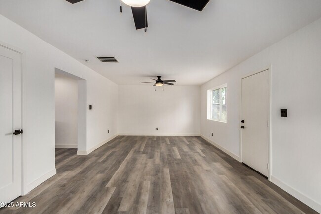 Foto del edificio - 3322 E Willetta St