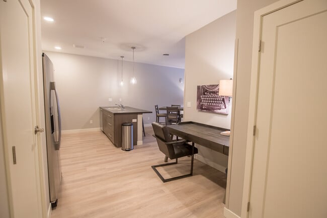 2BD, 2BA - Entryway - Shiloh Commons