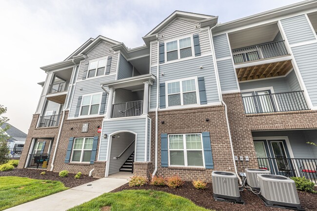 Building Photo - Buckhill Village Apts