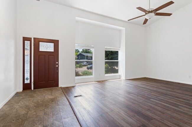 Foto del edificio - 3906 Midsummer Ln S