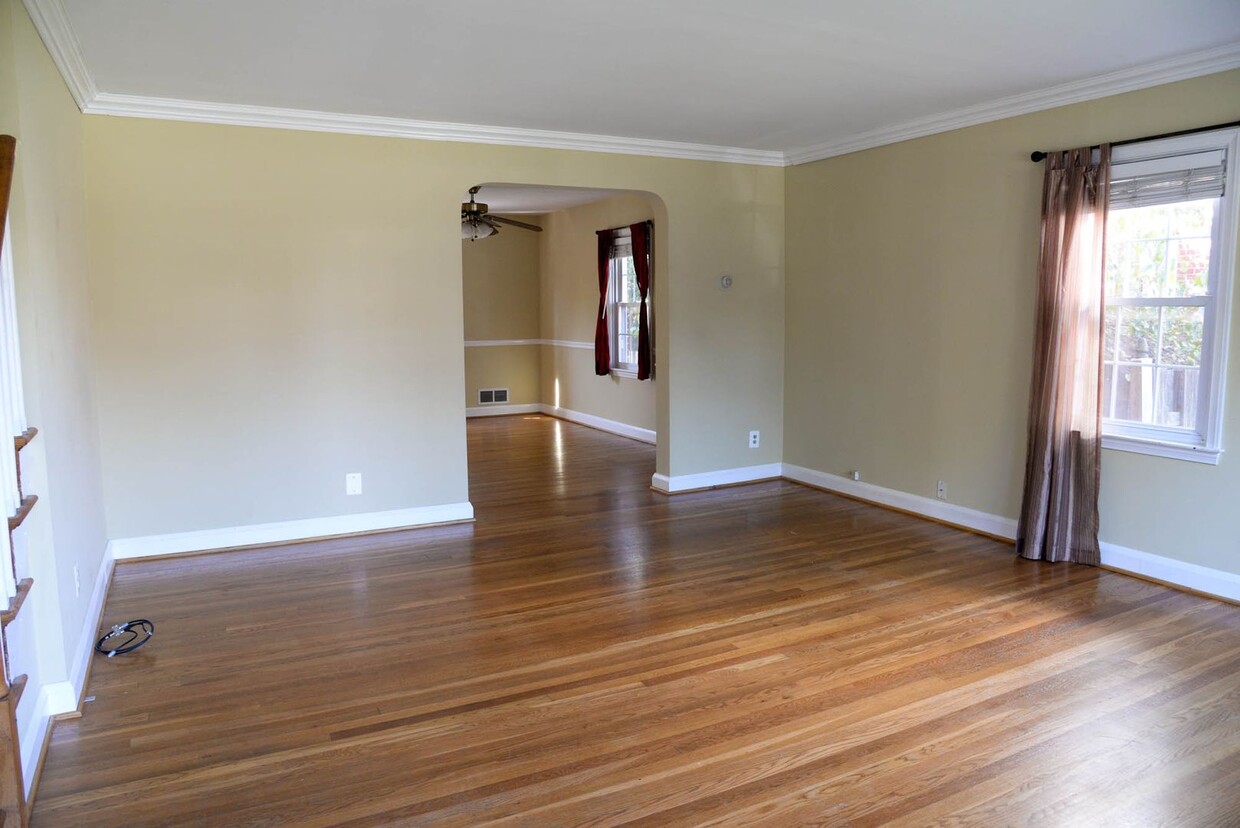 Foto principal - Spacious & Sunny Three-Bedroom Towson Home...