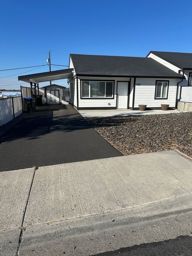 Primary Photo - Recently Remodeled, Large 1 bedroom Duplex