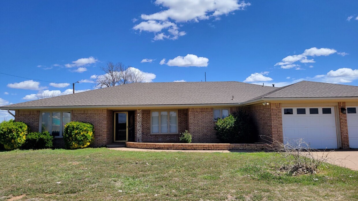 Foto principal - Country Living! 3/2/2 with Basement! Avail...