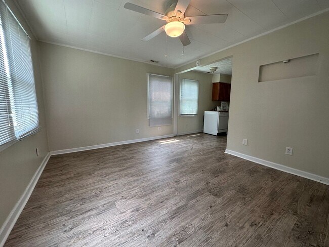 Foto del edificio - 1528 Redwood Dr