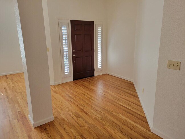 Foto del edificio - NICE TWO STORY ROCKLIN HOME WITH LARGE BONUS ROOM UPSTAIRS NEXT TO TWIN OAKS PARK & SCHOOLS!