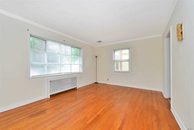 Foto del edificio - 1043 Denton Ave