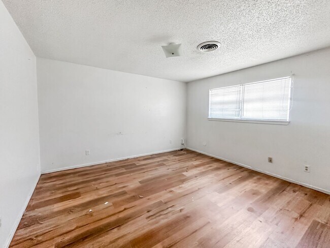 Building Photo - 709 Sunset Circle