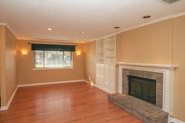 Building Photo - 2 Bed | 2 Bath in South Tulsa!