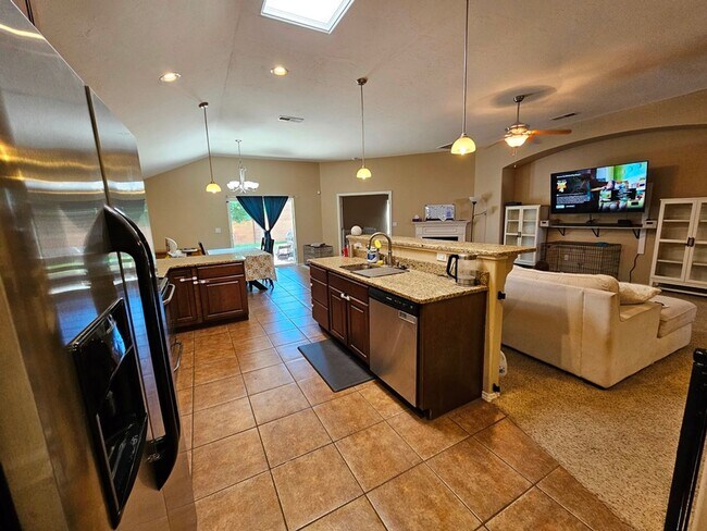 Foto del edificio - Spacious Golf Course Area Home with 4 Bedr...