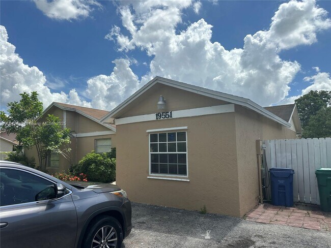 Foto del edificio - 19551 NW 57th Pl